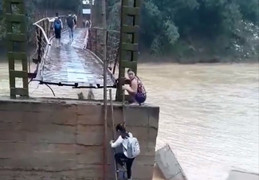 Clip: Thót tim xem học sinh ở Phú Thọ leo thang lên cây cầu chờ sập để đi học