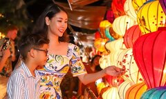 Hoa hậu Hà Kiều Anh hạnh phúc đưa các con đi dạo Hội An