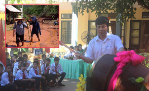 Thầy trò rốn lũ Thanh Hóa cởi dép, lội bùn đến trường dự khai giảng