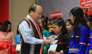 Thủ tướng Nguyễn Xuân Phúc đánh trống khai giảng tại ngôi trường vùng cao tỉnh Kon Tum