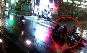 Clip: Giúp người khác buộc hàng rơi, bị xe máy tông ngã văng