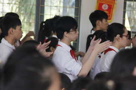 Học sinh khiếm thính Hà Nội hát Quốc ca bằng tay trong lễ khai giảng