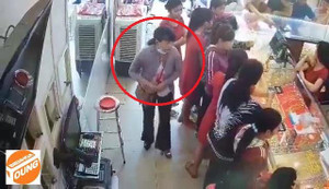 Clip: Vờ làm khách mua vàng, nữ quái trộm dây chuyền trong chớp mắt