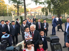 Tổng Bí thư Nguyễn Phú Trọng gặp gỡ nhân viên đại sứ quán và cộng đồng người Việt khi vừa tới Nga