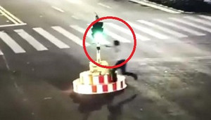 Clip: Đợi đèn đỏ quá lâu, người đàn ông vật đổ cột đèn giao thông