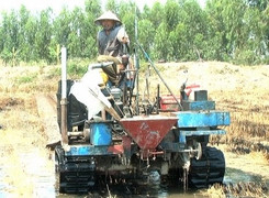 Máy đa dụng chuyên đào rãnh lên liếp phục vụ sản xuất hoa màu