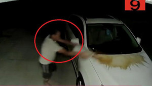 Clip: Đổ nước tiểu lên xe hàng xóm lúc nửa đêm bị camera an ninh ghi lại