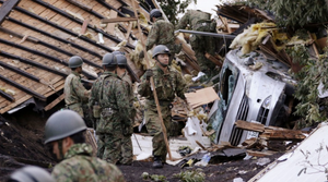 Động đất ở Nhật Bản: Cứu hộ đào xới tìm người sống sót trong đống đổ nát