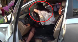 Clip: Đâm cụ già ngã chảy máu mặt, nữ tài xế ôm vô lăng khóc nức nở