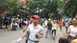 Clip: Tòa nhà rung lắc nghi động đất, dân Hà Nội tháo chạy