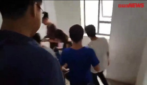 Clip: Tòa nhà rung lắc, dân văn phòng Hà Nội nháo nhác tháo chạy bằng thang bộ