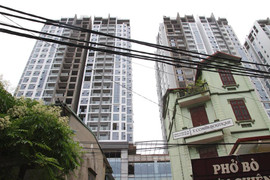 Thực hư thông tin toà nhà cao tầng trên phố Hà Nội bị nghiêng sau dư chấn động đất