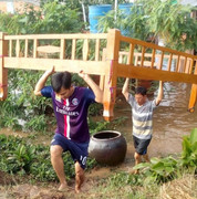 Nước lớn làm vỡ đê, dân dọn đồ tránh sạt lở trong đêm