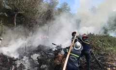 Dân tự ý đốt rác, khu vực Suối Đá ở Đà Nẵng bốc cháy suốt 1 giờ đồng hồ