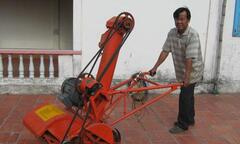 Ông giáo bỏ phố về quê chế máy xúc lúa