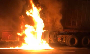 Clip: Container cháy ngùn ngụt trên cầu Thanh Trì