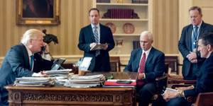 Tổng thống Trump đang đứng trước nguy cơ bị đảo chính?