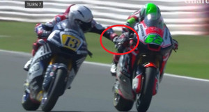 Clip: Tay đua mô tô thò tay bóp phanh của đối thủ đang phóng 225km/h