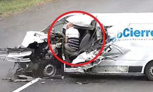 Clip: Tông trực diện xe tải ngược chiều, tài xế ngủ gật thoát chết khó tin