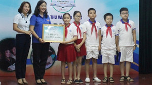 Tặng 1 triệu quyển vở cho học sinh 12 tỉnh vùng lũ