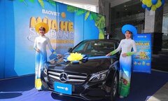 Khách hàng trúng thưởng xe Mercedes-Benz C200 trong chương trình tri ân của Tập đoàn Bảo Việt