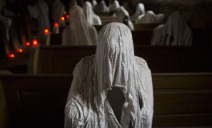 Video: Cảnh rùng rợn trong nhà thờ chỉ có 'bóng ma' cầu nguyện ở Czech