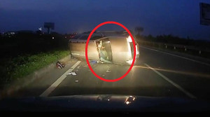 Clip: Tránh bó củi, ô tô Ford lật thảm khốc trên cao tốc Hà Nội - Bắc Giang