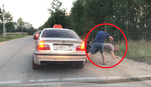 Clip: Ném rác ra đường, khách nam bị tài xế taxi quẳng ra khỏi xe