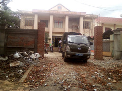 Hòa giải ly hôn bất thành, chồng vung dao đoạt mạng vợ tại tòa