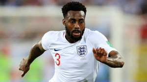 Hậu vệ tuyển Anh thóa mạ trọng tài là 'đống phân khốn nạn'