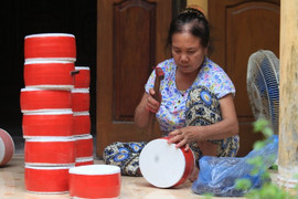 Video: Nghệ nhân thoăn thoắt làm 100.000 trống Trung thu vẫn không đủ bán