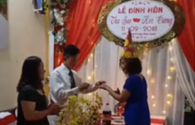 Clip: Cặp đôi cô dâu 61, chú rể 26 tuổi ở Cao Bằng chính thức đính hôn