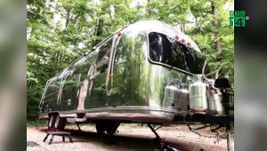 Video: Mãi không trả hết nợ, cặp vợ chồng đưa con cái lên ô tô sống cuộc đời trong mơ