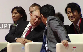 Video: Tổng thống Putin ghé tai nói đùa với Thủ tướng Abe khi xem Judo