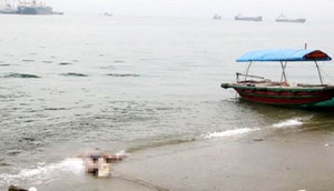 Thi thể người đàn ông lõa thể trôi dạt trên biển ở Nghệ An