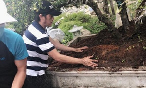 Nghệ sĩ Hoài Linh tự tay dọn dẹp nhà thờ trước lễ giỗ Tổ