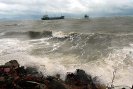 Tin mới nhất siêu bão MANGKHUT: Gió giật trên cấp 17 quần thảo Biển Đông
