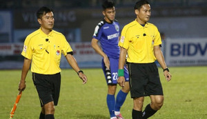 Trọng tài 'bẻ còi' hy hữu ở V-League từng bị tố 'hành xử thiếu văn hóa'