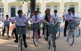Nâng bước học trò nghèo Quảng Nam đến trường