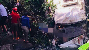 Tại nạn thảm khốc ở Lai Châu: Tìm thấy thêm một thi thể nạn nhân kẹt dưới xe