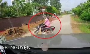 Clip: Xe máy drift khét lẹt trước đầu ô tô trên đường làng