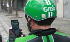 Dân vây bắt tên cướp dùng dao uy hiếp tài xế GrabBike