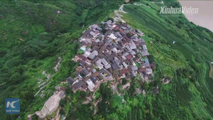 Video: Nín thở ngắm ngôi làng Trung Quốc xây trên một tảng đá cuội khổng lồ