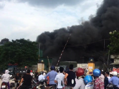 Cháy lớn thiêu rụi kho hàng nghìn mét vuông ở Hưng Yên, khói cuồn cuộn đen kịt trời