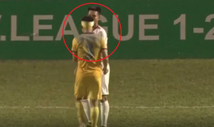 FLC Thanh Hóa bị gỡ hòa phút cuối, Đình Đồng cay cú húc thẳng mặt đối thủ