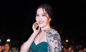 Nam Em tăng cân mất kiểm soát, lộ thân hình phì nhiêu trên thảm đỏ