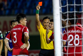 Vòng 22 V-League: Những tấm thẻ đỏ 'cười ra nước mắt'