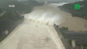 Thủy điện Hòa Bình đóng 1 cửa xả đáy, theo dõi chặt mực nước