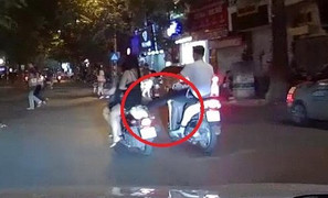 Clip: Nam thanh niên vô cớ giơ chân đạp cô gái đi xe máy