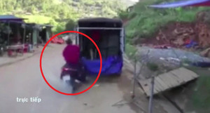 Clip: Phóng như bay tông đuôi xe tải đỗ ven đường, người đi xe máy chết thảm